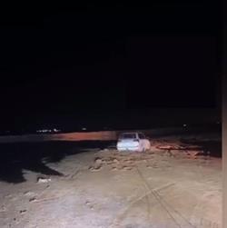 انتشال سيارة علقت في مستنقع سيول بضواحي الرياض (فيديو)