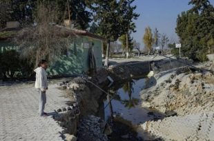 الزلزال يقسم قرية تركية إلى نصفين