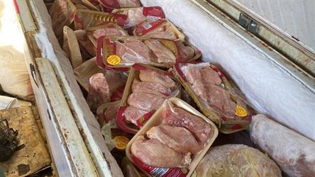 ضبط مبنى سكني بمكة تديره عمالة لتخزين اللحوم الفاسدة (صور)