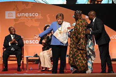 أنغيلا ميركل تفوز بجائزة اليونسكو للسلام لترحيبها بالمهاجرين