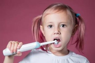 ما الفرق بين فرشاة الأسنان اليدوية والكهربائية وأيهما أفضل؟