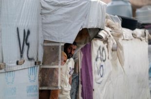 سوريون في لبنان يبيتون في العراء خشية ترحيلهم قسرياً إلى سوريا