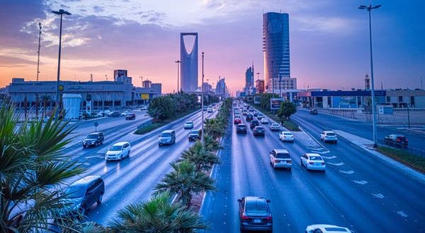 توقعات بتباطؤ نمو اقتصادات الخليج في 2023 وسط تراجع عائدات النفط