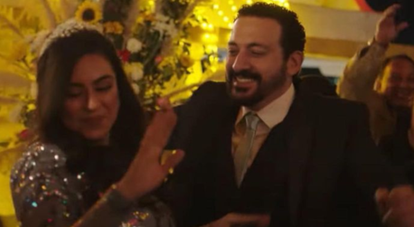 فنان مصري ظهر سعيداً في زفافه بالمسلسل.. فتوعدته زوجته