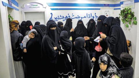 الحوثيون يخضعون عاملات صحيات في ذمار لتلقي دورات طائفية