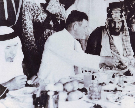 الملك عبد العزيز مع وزير النفط الأمريكي