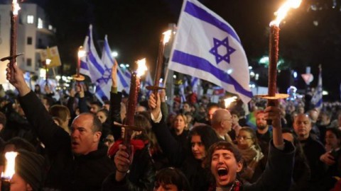 المتظاهرين في اسرائيل
